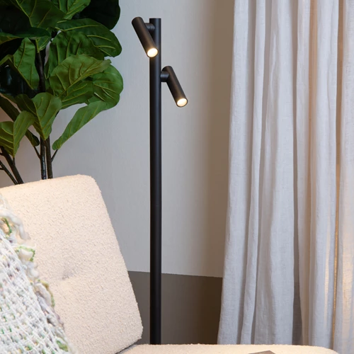 Lucide ANTRIM - Lampadaire / lampe de lecture Rechargeable Intérieur/Extérieur - Batterie/Piles - LED Dim. - 2x2,2W 2700K - IP54 - Avec station de charge sans fil - Noir - ambiance 1